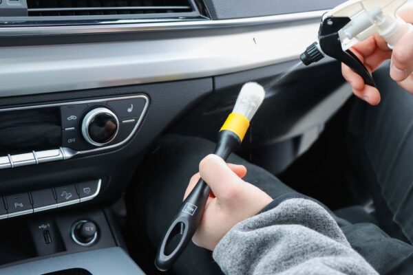 Koch Chemie Interior Brush Yellow - Jemný detailingový štetec - Image 3