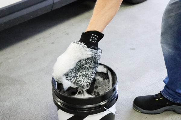 Koch Chemie Exterior Wash Mitt - Umývacia rukavica z mikrovlákna - Image 2